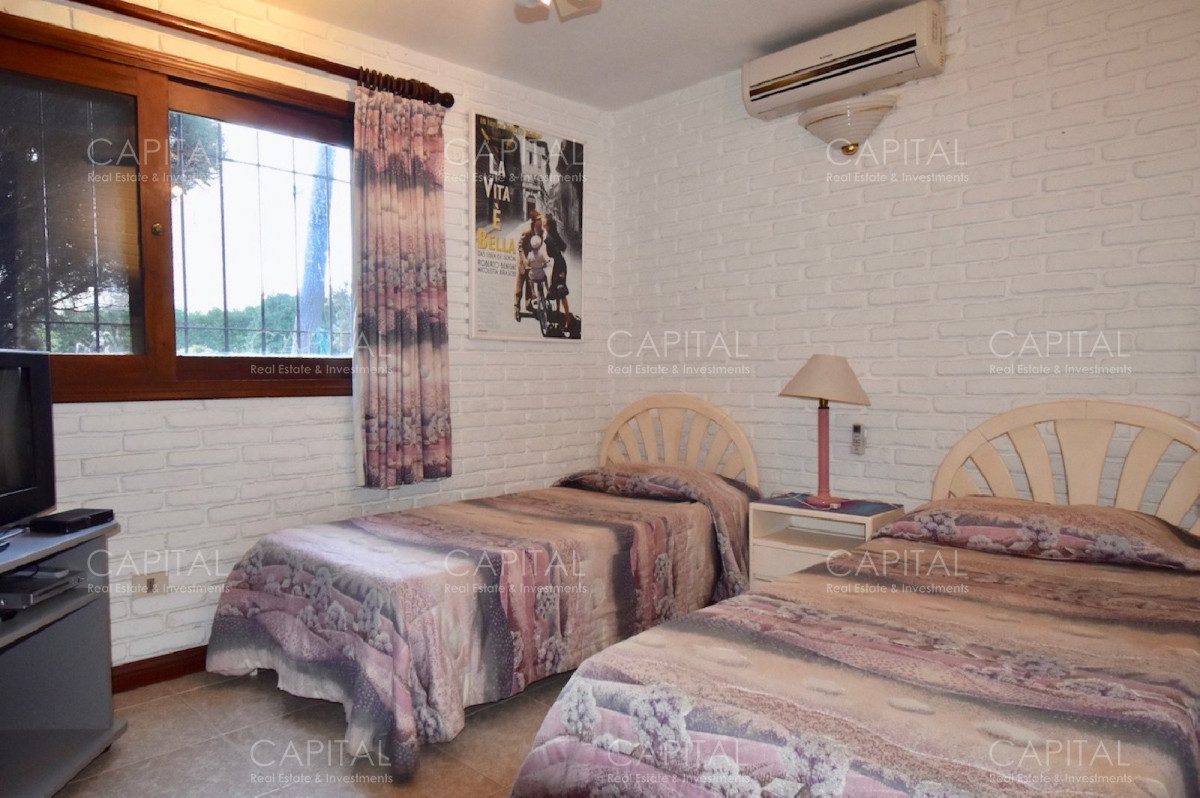 Casa ID.24811 - Casa en Playa Mansa de Cuatro Dormitorios en Venta Punta del Este