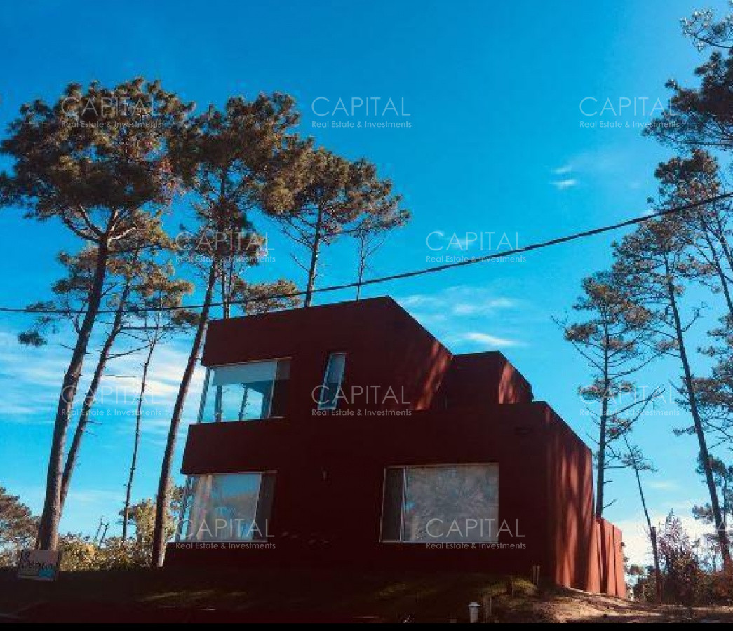 Casa ID.30088 - Muy buena casa en venta Construcción de muy buena calidad con pisos en porcelanato símil hormigón