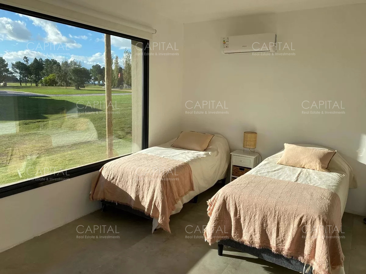 Casa ID.34319 - Casa moderna de cuatro dormitorios y dependencia de servicio, parrillero y piscina climatizada en venta en barrio privado El Quijote, La Barra