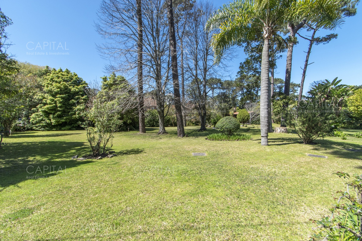 Casa ID.35154 - Casa en Venta en Playa Mansa con más de 3000 m2 de parque.