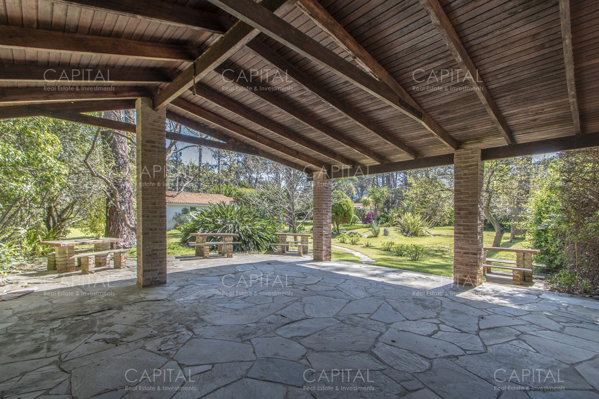 Casa ID.35154 - Casa en Venta en Playa Mansa con más de 3000 m2 de parque.