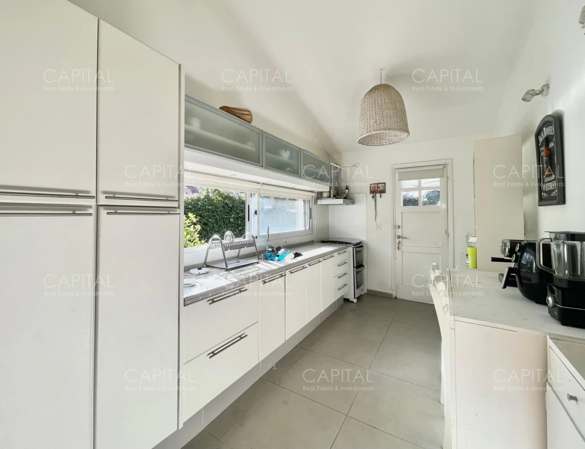 Casa ID.36678 - Casa en Venta de 3 Dormitorios y Servicio en Playa Mansa