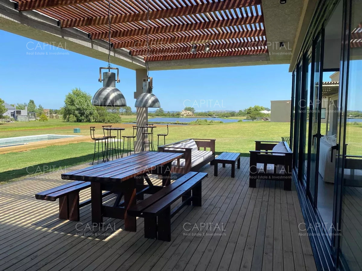 Casa ID.34319 - Casa moderna de cuatro dormitorios y dependencia de servicio, parrillero y piscina climatizada en venta en barrio privado El Quijote, La Barra