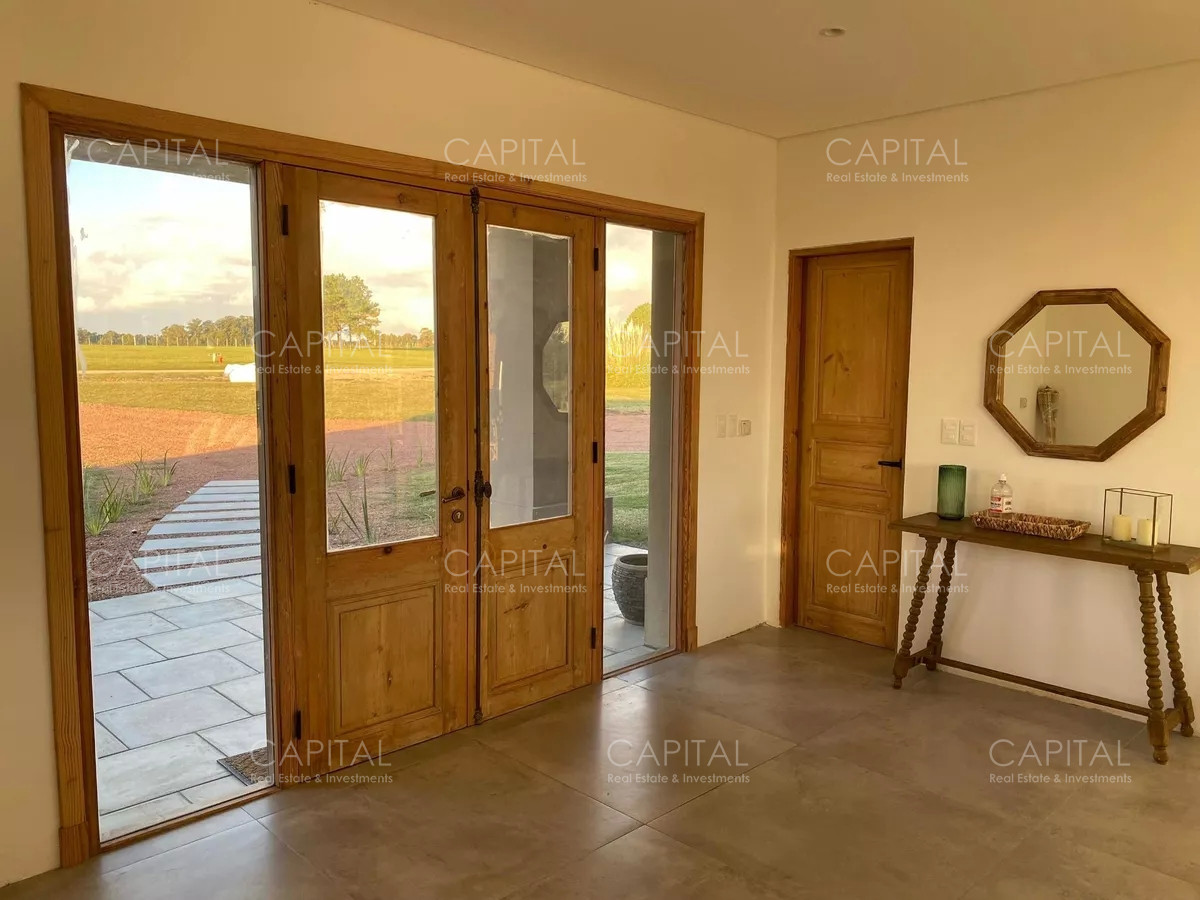 Casa ID.34319 - Casa moderna de cuatro dormitorios y dependencia de servicio, parrillero y piscina climatizada en venta en barrio privado El Quijote, La Barra