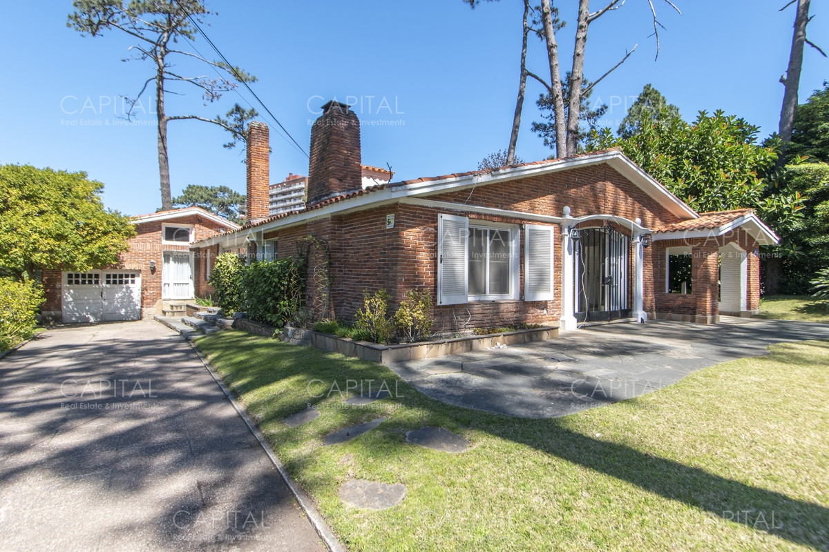Casa ID.35154 - Casa en Venta en Playa Mansa con más de 3000 m2 de parque.