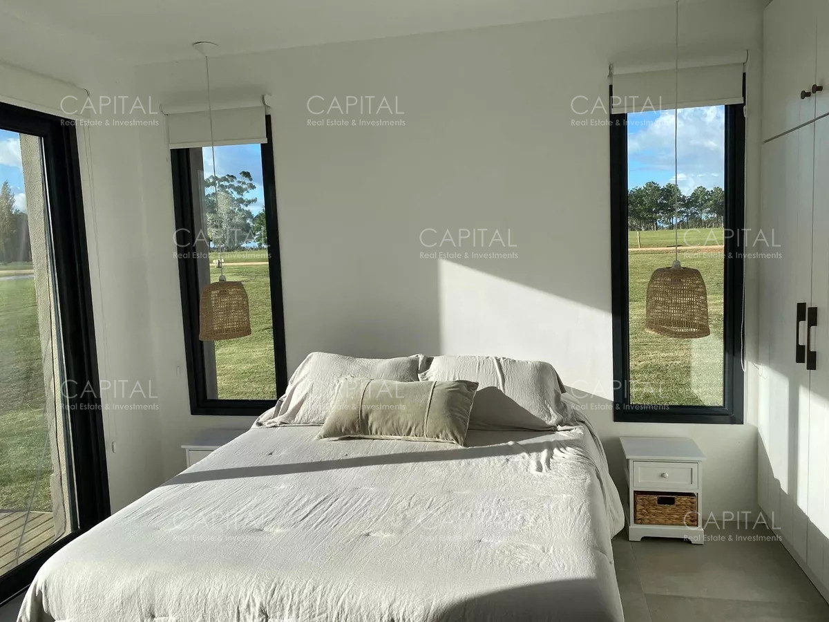 Casa ID.34319 - Casa moderna de cuatro dormitorios y dependencia de servicio, parrillero y piscina climatizada en venta en barrio privado El Quijote, La Barra