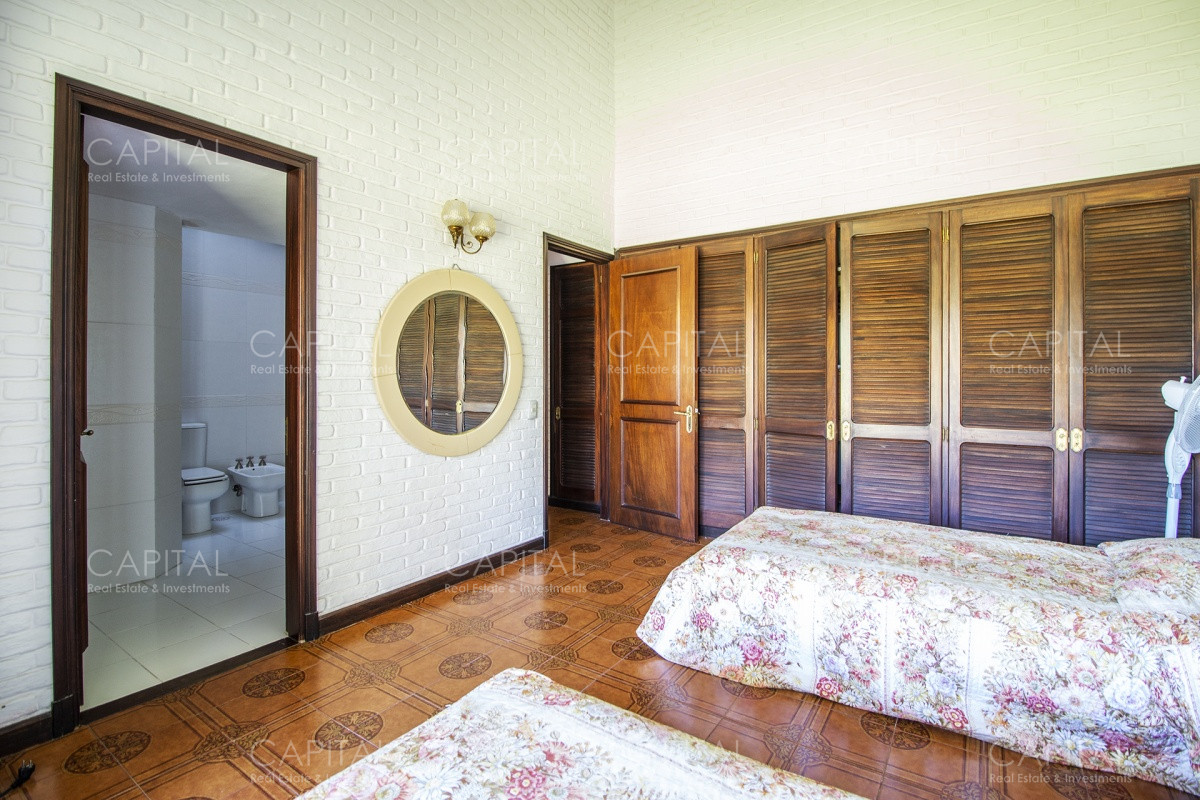 Casa ID.28185 - Venta de casa de 4 dormitorios más dependencia y hermosa piscina con gran parque en Playa Mansa, Punta del Este