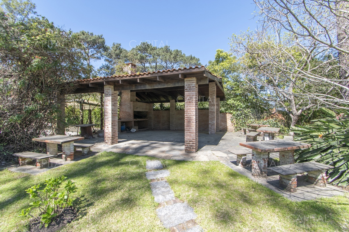 Casa ID.35154 - Casa en Venta en Playa Mansa con más de 3000 m2 de parque.
