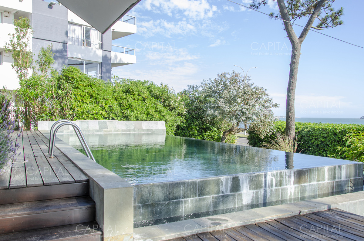 Casa ID.30729 - Casa en Venta Playa Mansa Frente al Mar Cuatro Dormitorios