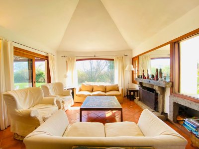 Casa Pinares con vista a la laguna en Venta