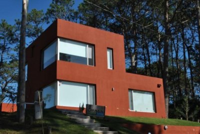 Muy buena casa en venta Construcción de muy buena calidad con pisos en porcelanato símil hormigón