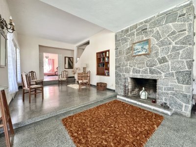 Casa de 5 dormitorios en venta a una cuadra de Playa Mansa, Punta del Este.