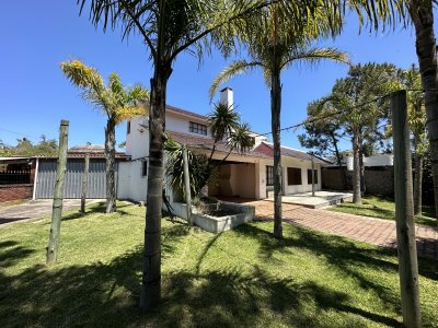 Excelente casa de 5 dormitorios en Venta, Playa Mansa - Punta del Este