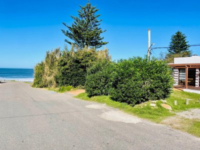 Casa en Venta y Alquiler a 20 metros de la playa La Posta del Cangrejo - La Barra
Casa cálida y confortable, bien equipada, consta de tres dormitorios y dos baños. Con capacidad para Siete personas.
Ubicada a 20 mts del mar entre La Posta y Montoya con una excelente vista. Parrillero cerrado y estacionamiento.
Comercios y transporte a 200 metros. BINTANG PROPIEDADES
