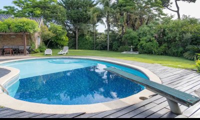 Casa de ocho dormitorios en Pinares, Punta del Este a una cuadra del mar en Venta.