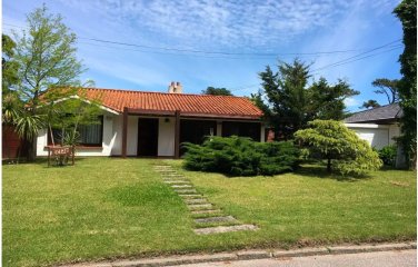 Casa de cuatro dormitorios en Playa Mansa en Venta
