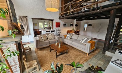 Casa tres dormitorios y servicio con jardín cercado, piscina climatizada en La Barra