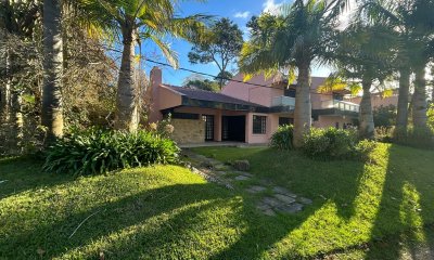 Cómoda casa en venta, ideal para vivir todo el año.