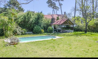 Casa de dos dormitorios más dependencia de servicio en venta.