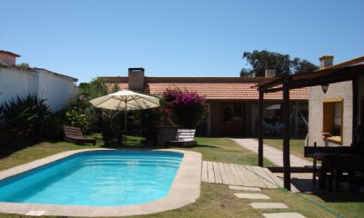 Casa de cinco dormitorios en venta en Manantiales, La Barra