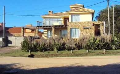 Excelente casa en Punta Piedras a 1 cuadra de la playa y muy próxima al Chorro