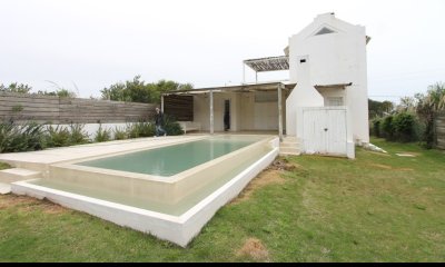 Casa con piscina en Altos de Punta Piedras próxima al mar