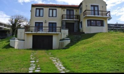 Casa en Punta Ballena en Venta de cuatro dormitorios con vista al mar.