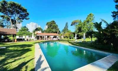 Casa de cuatro dormitorios y piscina en Punta del Este en Venta.