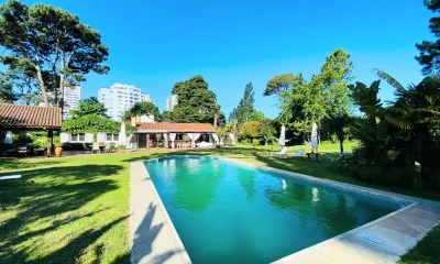 Casa de cuatro dormitorios y piscina en Punta del Este en Venta.