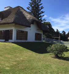 Casa en Venta en Playa Mansa Pinares Seis dormitorios, piscina y barbacoa en Pinares