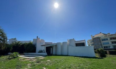 CASA ARQUITECTONICA CON GRAN TERRENO FRENTE AL MAR E IDEAL PARA INVERSORES