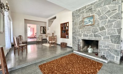 Casa de 5 dormitorios en venta a una cuadra de Playa Mansa, Punta del Este.