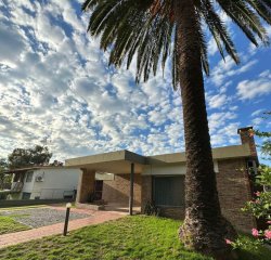 Casa en venta cerca de colegios, con renta en Carrasco Norte