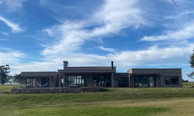 Casa moderna de cuatro dormitorios y dependencia de servicio, parrillero y piscina climatizada en venta en barrio privado El Quijote, La Barra
