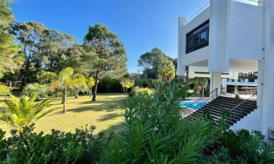 Venta de Espectacular Casa de 2.000 Metros Cuadrados Construida Sobre un Lote de 10 Hectáreas en Punta Ballena
