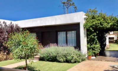Muy linda casa de 3 dormitorios en Venta - Pinares