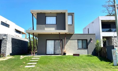 Casa en venta en Montoya a 1 cuadra del mar