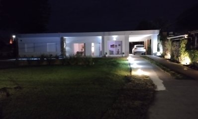 Casa en Punta Ballena a 2 cuadras del Mar con Tres dormitorios y servicio