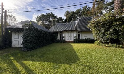 Casa de tres dormitorios en venta, Pinares, Punta del Este.