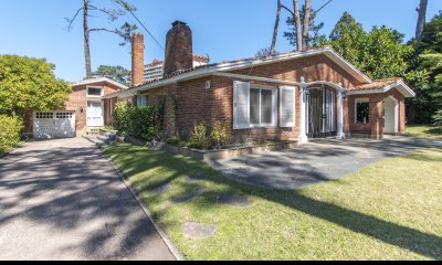 Casa en Venta en Playa Mansa con más de 3000 m2 de parque.