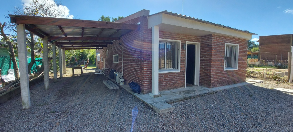 Casa en venta a pasos del mar en La Barra, Punta del Este.