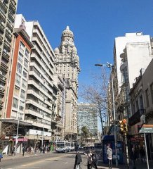 Venta local sobre 18 de Julio Centro Montevideo