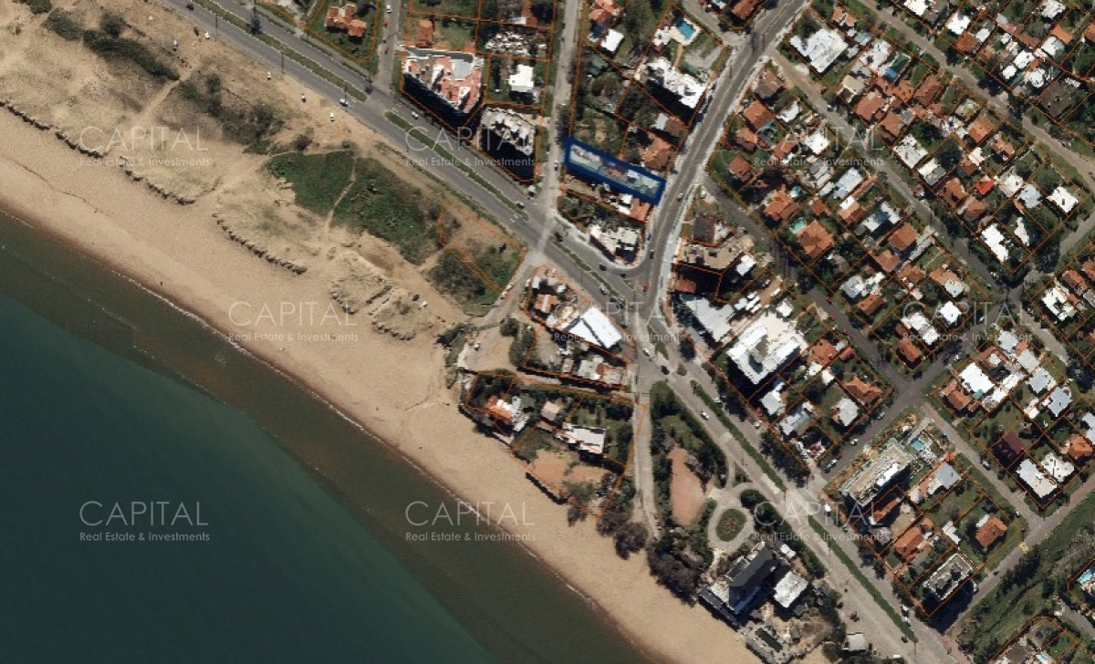 Lote en venta en zona comercial de Playa Mansa Punta del Este