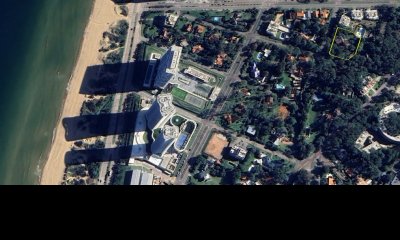 Lote en Playa Mansa apto para edificio en Punta del Este