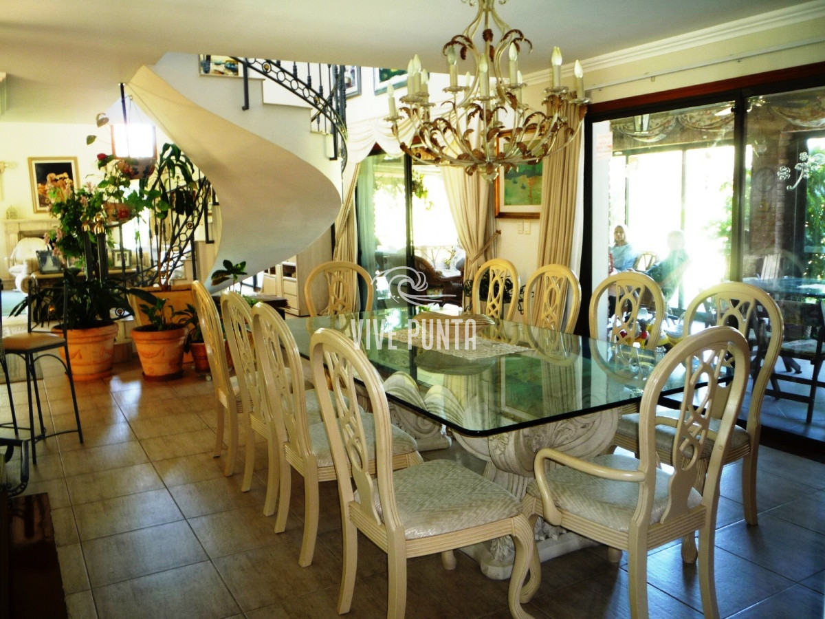 Casa ID.852 - Zona paradas en inmejorable entorno.