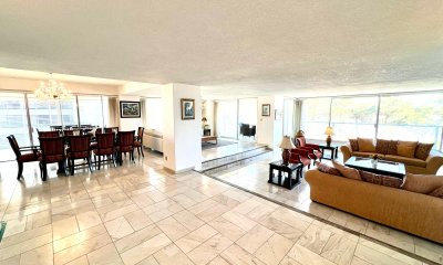 Venta apartamento 3 dormitorios y servicio zona mansa vista al mar