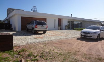 en una sola planta solida casa minimalista con mucho potencial en barrio privado