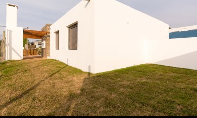 Casa minimalista con posibilidad de ampliación para segundo piso.
