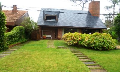 Muy buena casa en Paradas, cerca de todo.