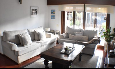 4 dormitorios y dependencia muy solida construcción próximo al mar